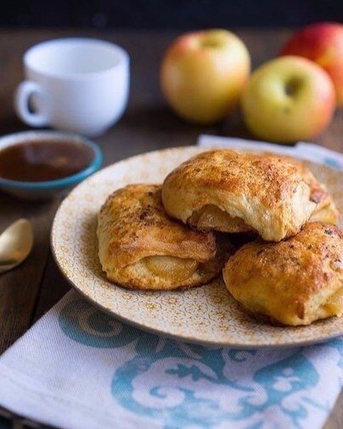 Яблочные бисквиты с соусом