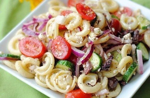 Греческий салат с макаронами