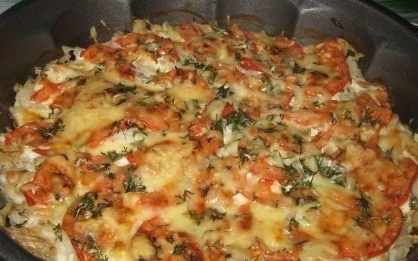 Рыба запечённая с помидорами и сыром.
