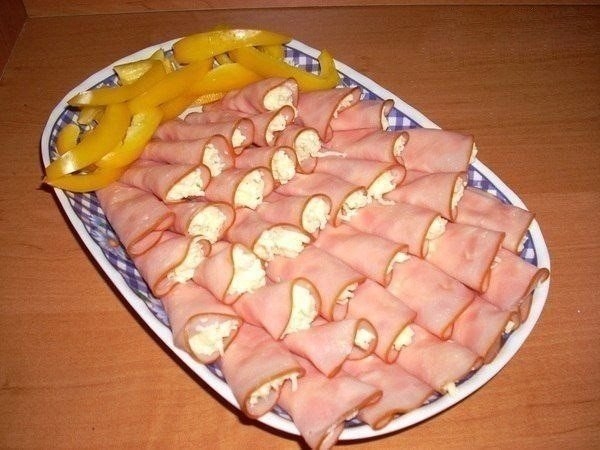 Рулетики из ветчины с сыром и чесноком