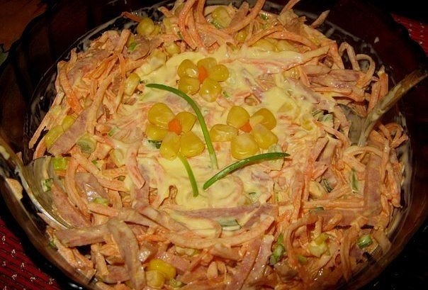 Салат из свежей моркови с копченой колбасой и кукурузой &laquo;Аврора&raquo;