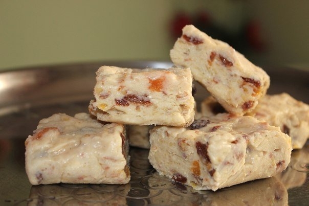 Банановые бурфи с орехами, курагой и изюмом Банановые бурфи с орехами, курагой и изюмом