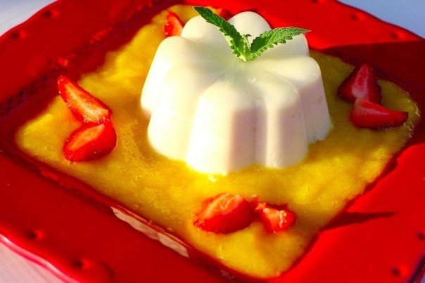Кокосовая панна котта с соусом из манго Кокосовая панна котта с соусом из манго