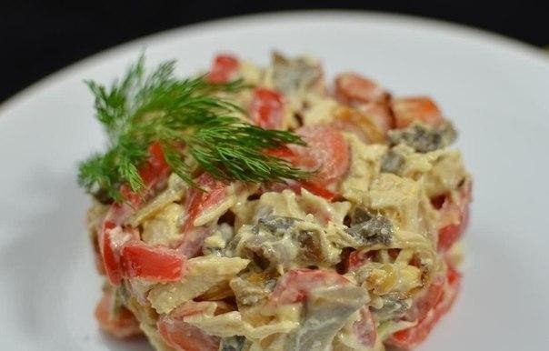 Салат с курицей и маринованными грибами Салат с курицей и маринованными грибами
