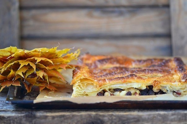 Слойка с яблоками, орехами и изюмом Слойка с яблоками, орехами и изюмом
