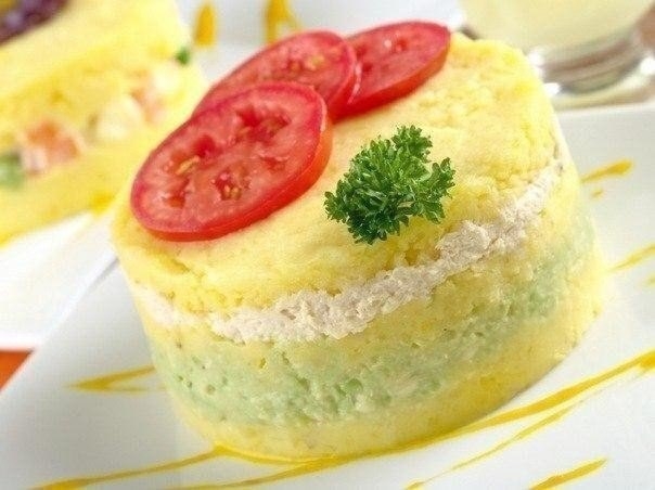 Картофельное пюре, запеченное с сыром, луком и помидорами Картофельное пюре, запеченное с сыром, луком и помидорами