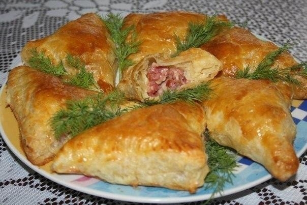 Слоеная пицца с копченой колбасой Слоеная пицца с копченой колбасой