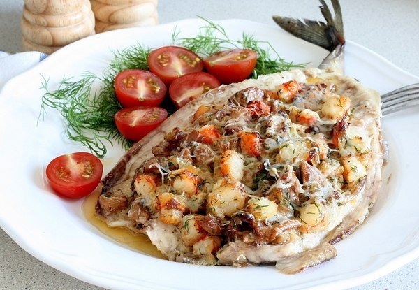 СКУМБРИЯ ЗАПЕЧЁННАЯ С ЛИСИЧКАМИ СКУМБРИЯ ЗАПЕЧЁННАЯ С ЛИСИЧКАМИ
