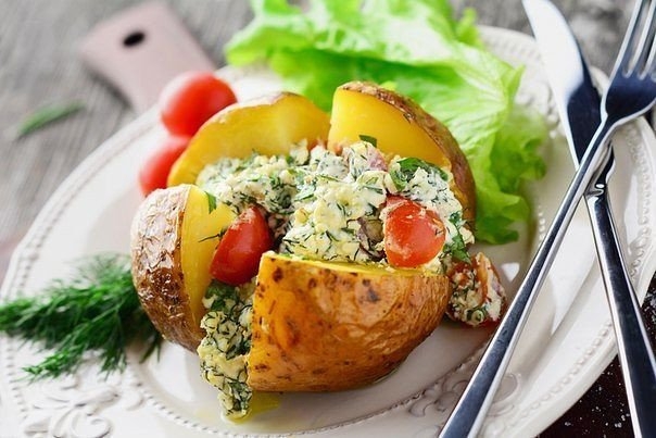 Печеный картофель с творогом и помидорами черри Печеный картофель с творогом и помидорами черри