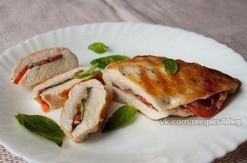 Куриное филе с томатами и базиликом