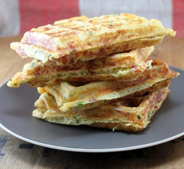 Луковые вафли с сыром и беконом Луковые вафли с сыром и беконом