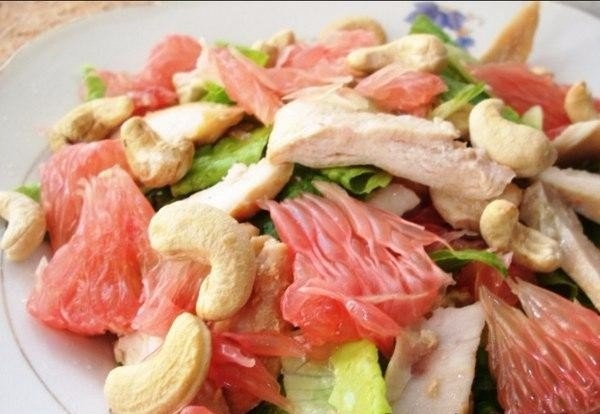 Салат из куриной грудки и грейпфрута