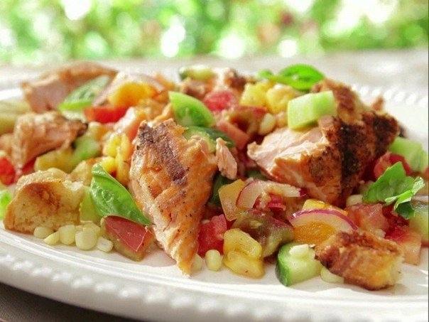 Салат из грилерованной курицы с кукурузой и свежим огурцом Салат из грилерованной курицы с кукурузой и свежим огурцом