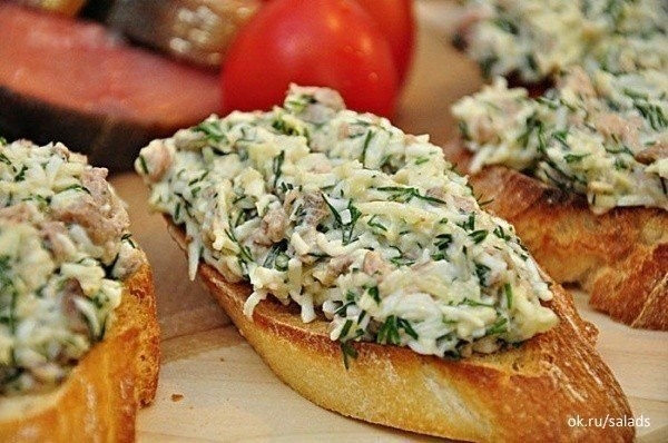 Закусочные бутерброды с печенью трески и сыром Закусочные бутерброды с печенью трески и сыром