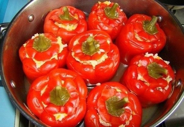 Фаршированные перцы. Начинка: фарш куриный, рис, жареные лук и морковь, специи.