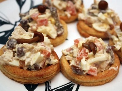Тарталетки с куриным салатом