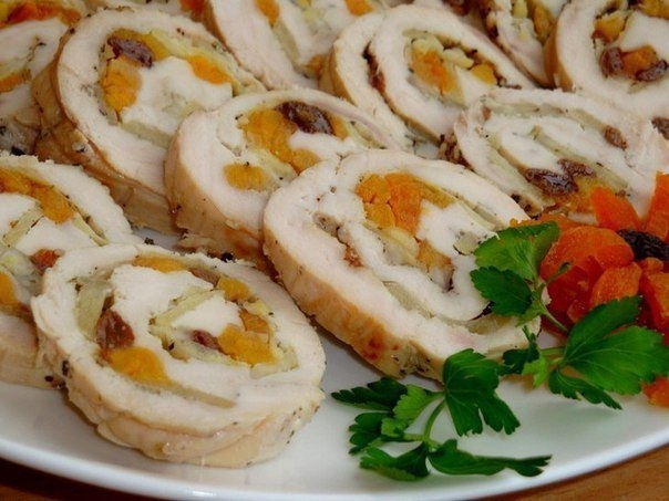 Куриный рулет с яблоками и сухофруктами