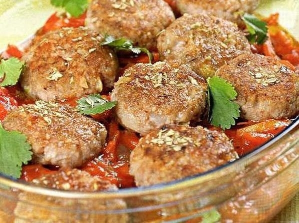 Котлеты с гречкой под овощным соусом Котлеты с гречкой под овощным соусом