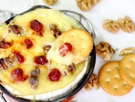 Камамбер с клюквой и орехами Камамбер с клюквой и орехами