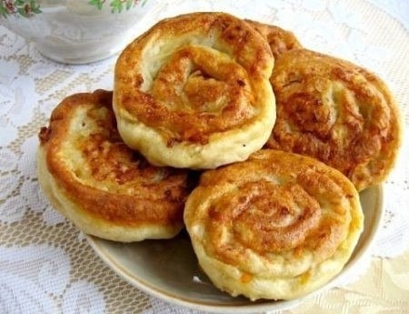 Творожные рулеты с фаршем и овощами.