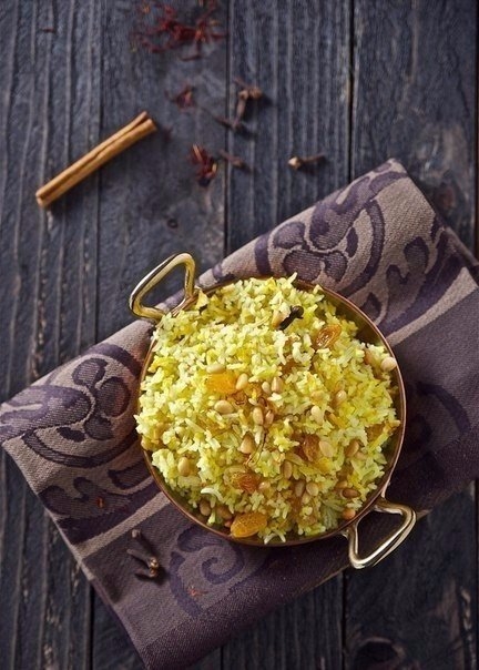 ШАФРАНОВЫЙ РИС С ИЗЮМОМ И КЕДРОВЫМИ ОРЕШКАМИ ШАФРАНОВЫЙ РИС С ИЗЮМОМ И КЕДРОВЫМИ ОРЕШКАМИ