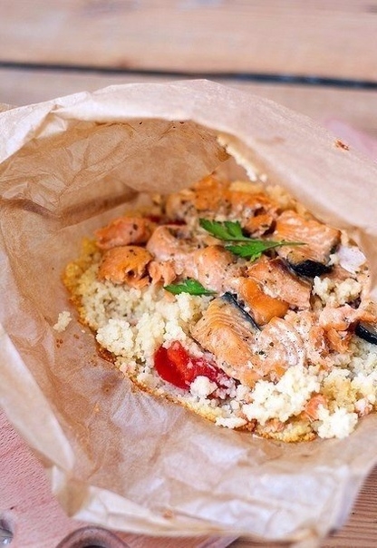 ЛОСОСЬ С КУСКУСОМ ЗАПЕЧЕННЫЙ ЛОСОСЬ С КУСКУСОМ ЗАПЕЧЕННЫЙ
