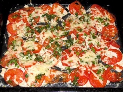 Куриное филе, запечённое с помидорами
