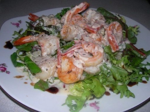 Теплый салат с гребешками и креветками