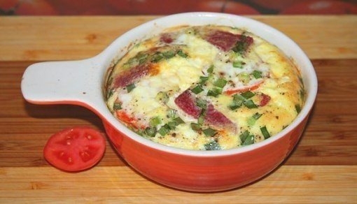 Пышный омлет с помидорами и зелёным луком