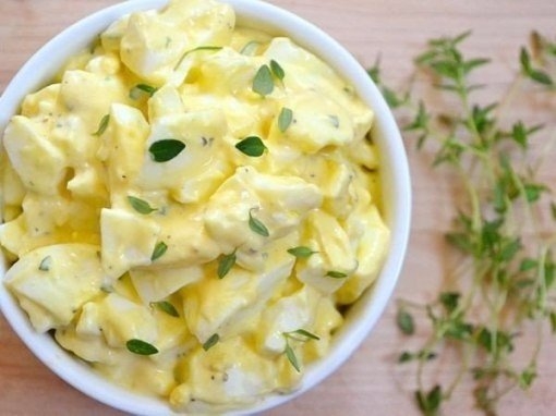 Яичный салат с лимонным соком и тимьяном