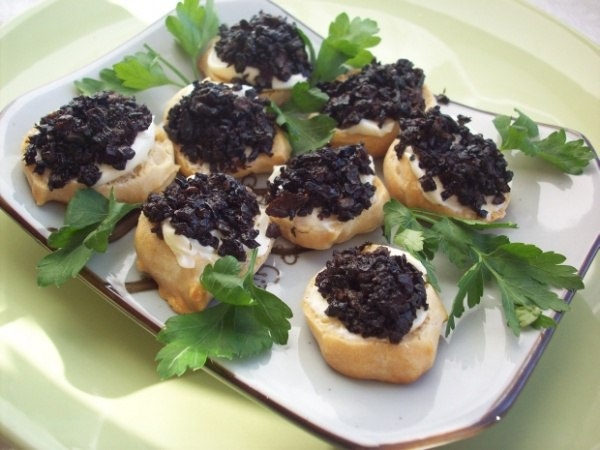 Профитроли с сыром и грибной икрой.