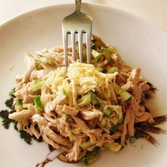 Салат с курицей и огурцами