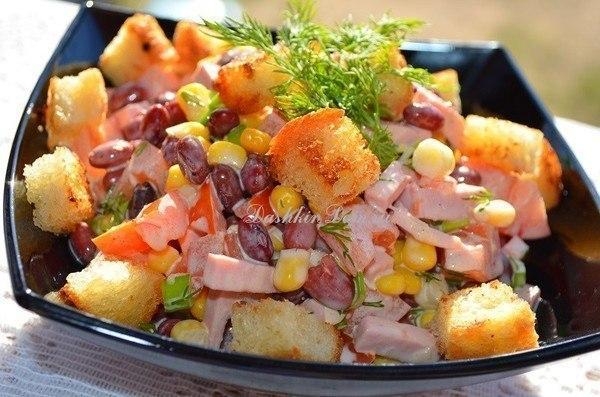 Салат с фасолью и сухариками. Салат с фасолью и сухариками.