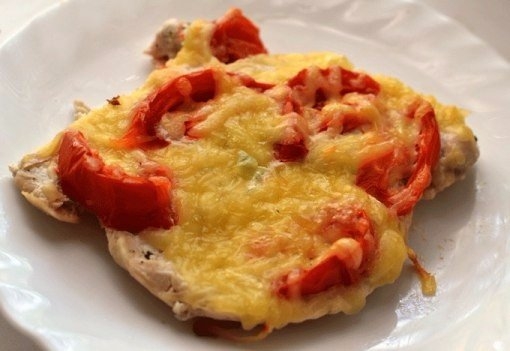 Куриная грудка под помидорами и сыром