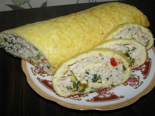 Сырно яичный рулет с куриным фаршем. Сырно яичный рулет с куриным фаршем.