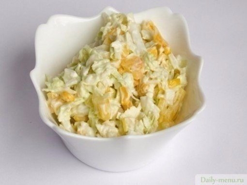 Салат «капустный» с кукурузой и яблоком