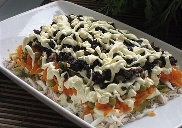 Салат с черносливом и курицей.