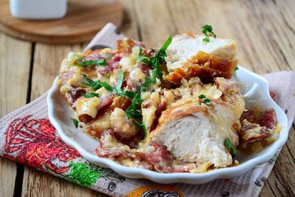 Куриная грудка в сливках с беконом Куриная грудка в сливках с беконом