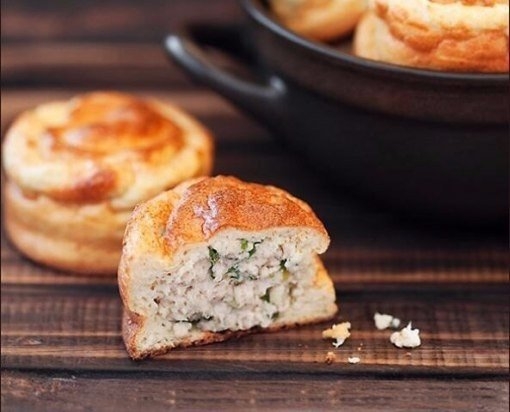 Печеные пирожки с курицей и зеленым луком