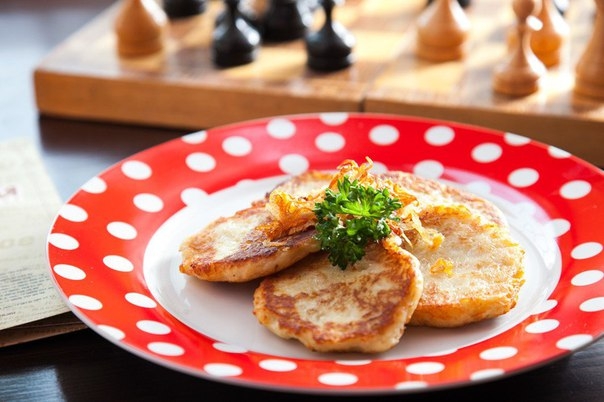 Драники с жареным лучком и сметаной Драники с жареным лучком и сметаной