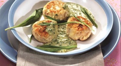 Печеные куриные котлетки под белым соусом