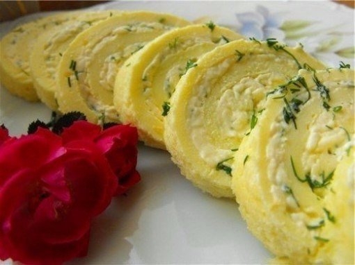 Омлетный рулет с творогом и зеленью
