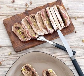 Террин из курицы с черносливом и фисташками