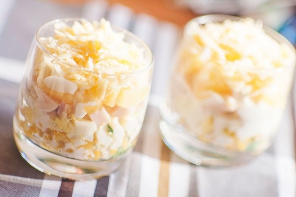 Слоеный салат с ветчиной, кукурузой, сыром и ананасами Слоеный салат с ветчиной, кукурузой, сыром и ананасами