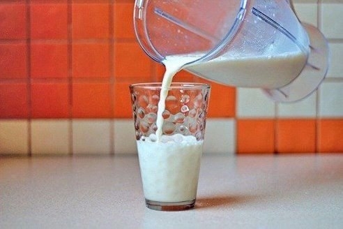 Легкий и освежающий банановый коктейль.
