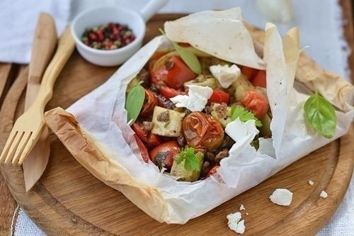 Чечевица запеченная в пергаменте с овощами