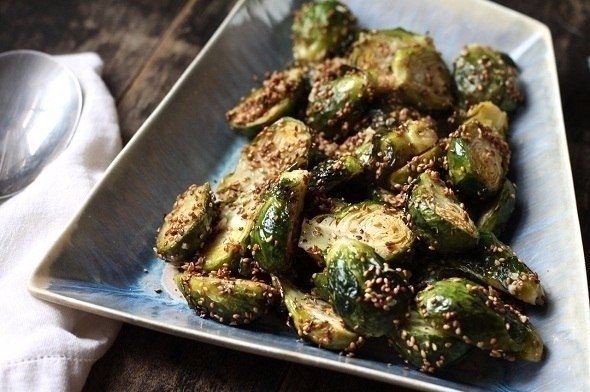 ЗАПЕЧЕННАЯ БРЮССЕЛЬСКАЯ КАПУСТА С КУНЖУТОМ И ЧЕСНОКОМ