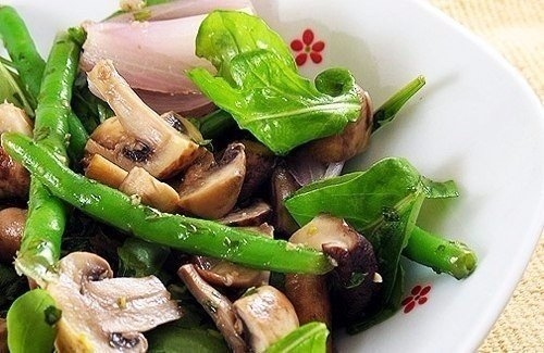 Салат с жареными шампиньонами и стручковой фасолью