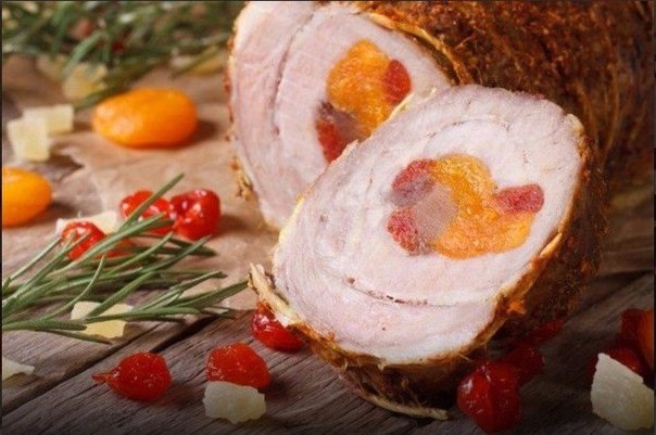 Рулет из свинины с курагой и вишней