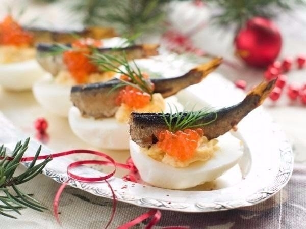 ФАРШИРОВАННЫЕ ЯЙЦА С ИКРОЙ И ШПРОТАМИ
